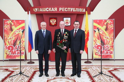 Ветеран войны, шумерлинец П.У. Автин получил юбилейную медаль из рук Николая Федорова и Григория Рапоты